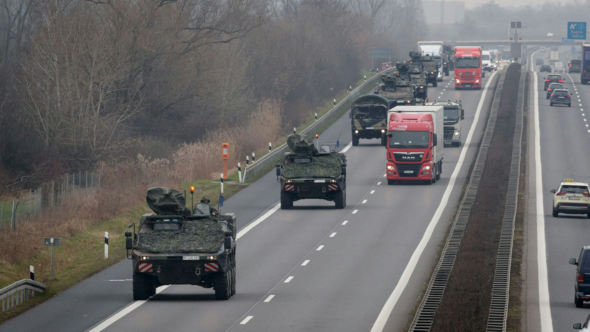 Ein Konvoi der Bundeswehr auf einer Autobahn (Archivfoto).