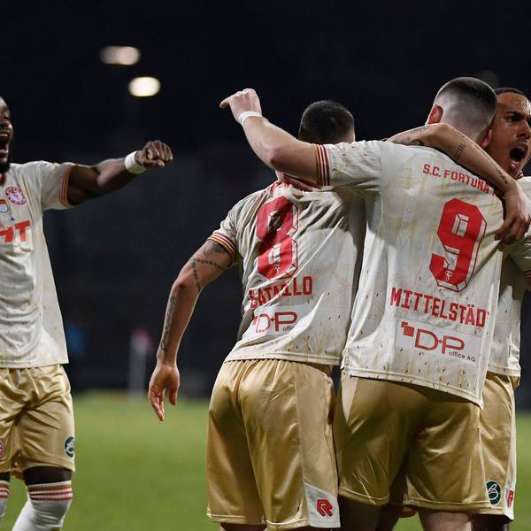 Fortuna Köln feiert den Treffer von Hendrik Mittelstädt
