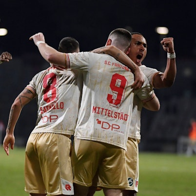 Fortuna Köln feiert den Treffer von Hendrik Mittelstädt
