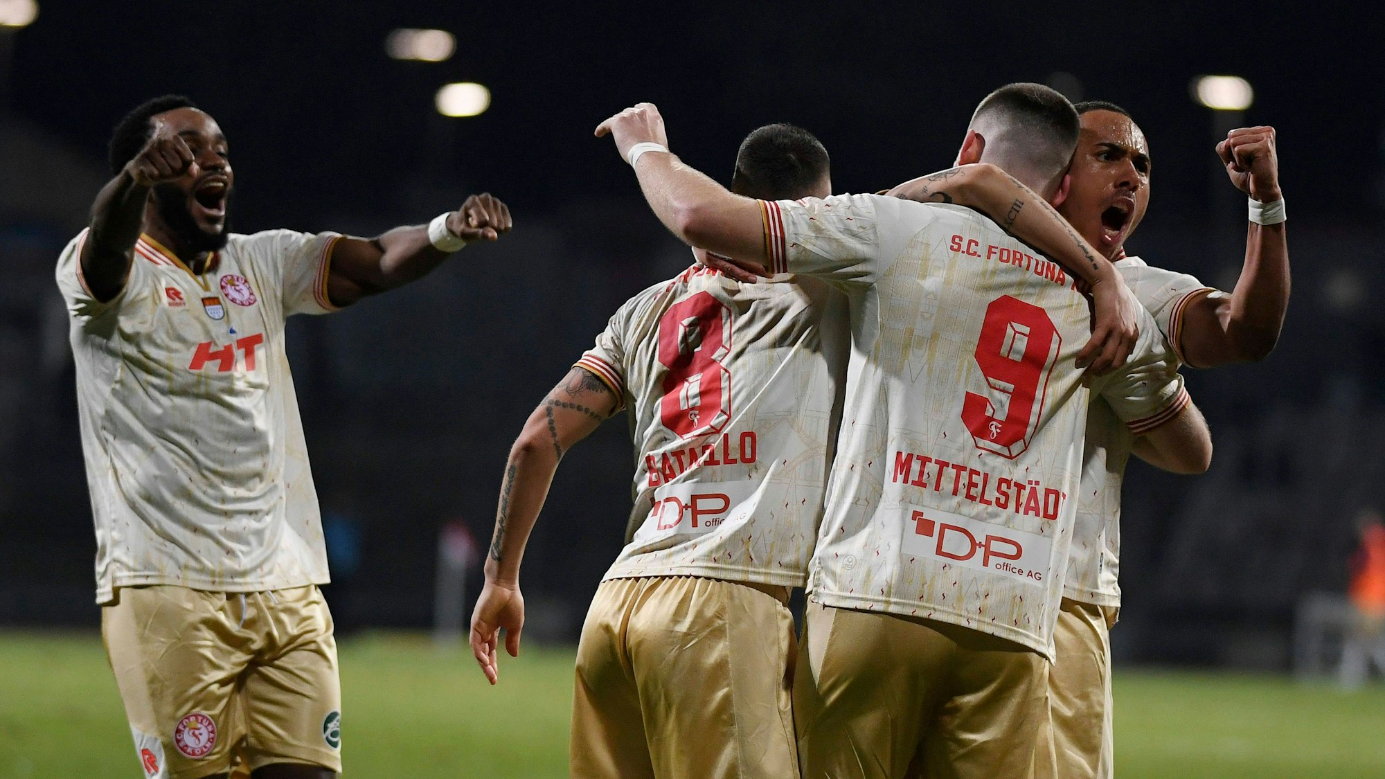 Fortuna Köln feiert den Treffer von Hendrik Mittelstädt