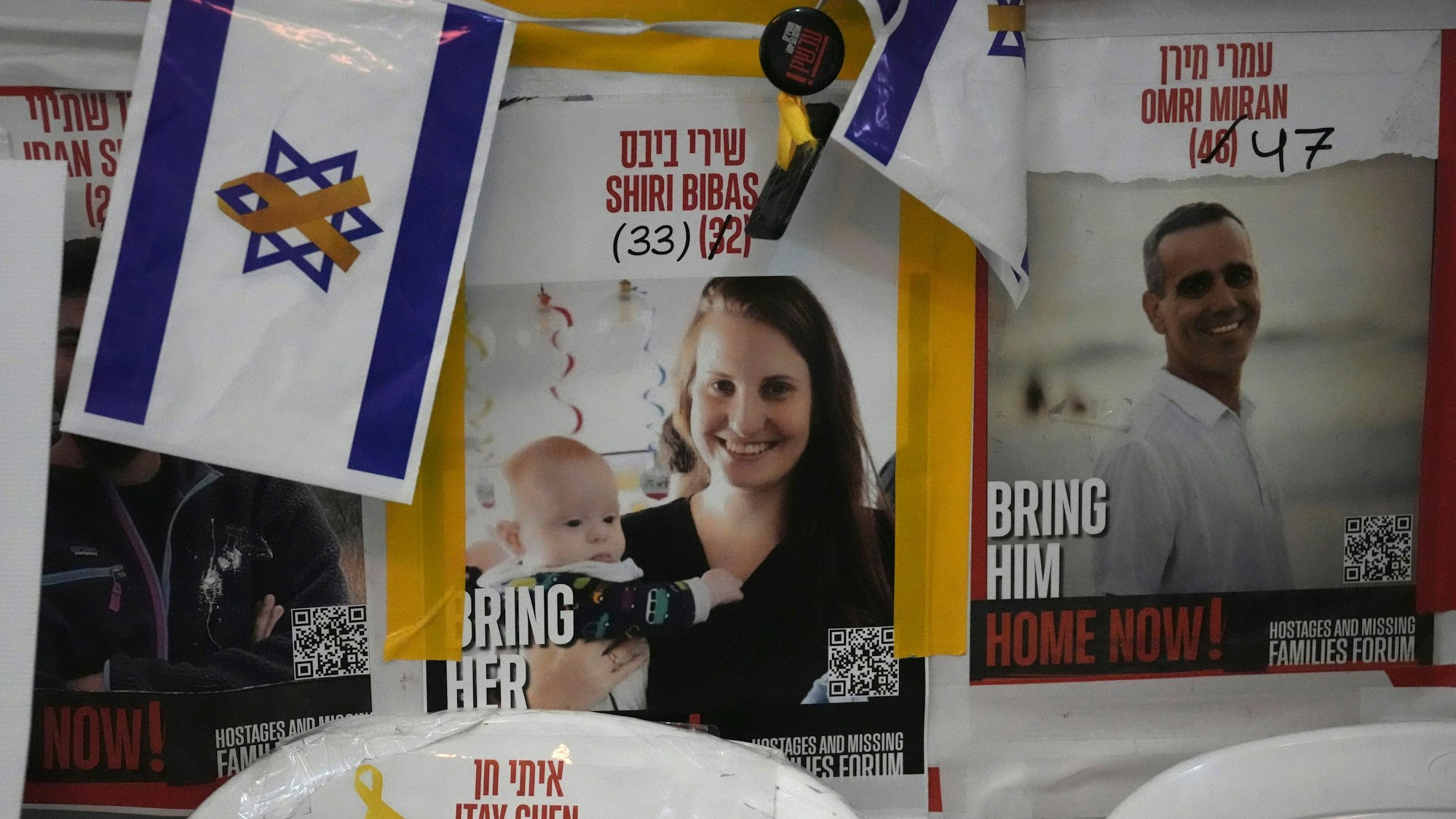 Ein Plakat in Jerusalem zeigt die junge Mutter Shiri Bibas, die zusammen mit ihrem Mann und ihren beiden kleinen Söhnen nach Gaza entführt wurde.