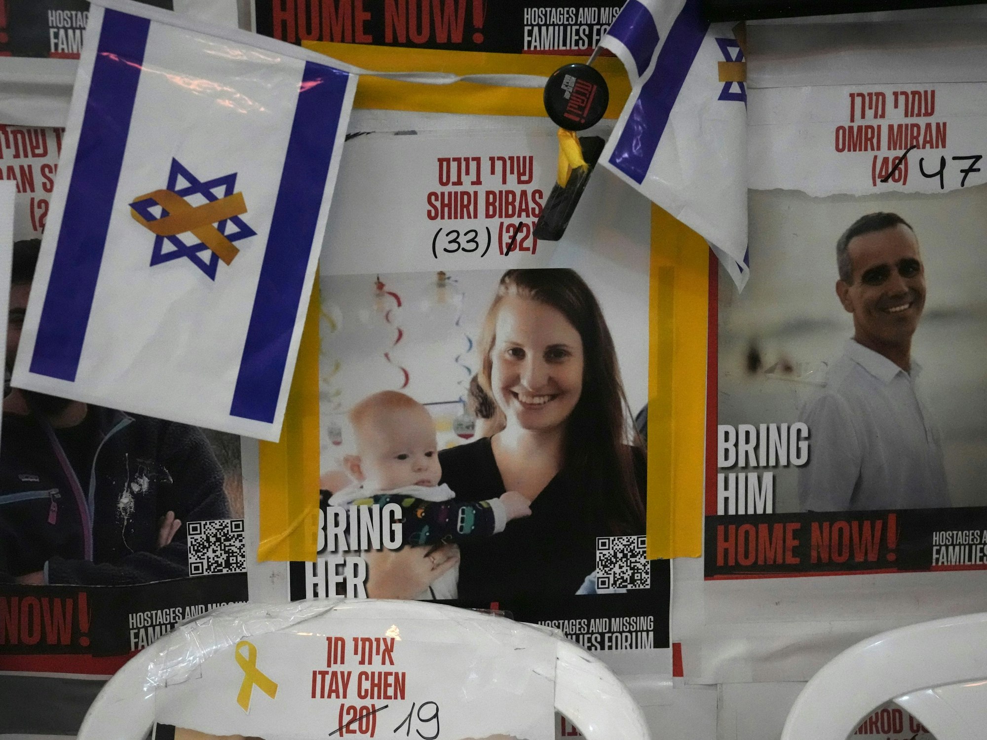 Ein Plakat in Jerusalem zeigt die junge Mutter Shiri Bibas, die am 7. Oktober 2023 zusammen mit ihrem Mann und ihren beiden kleinen Söhnen nach Gaza entführt wurde.