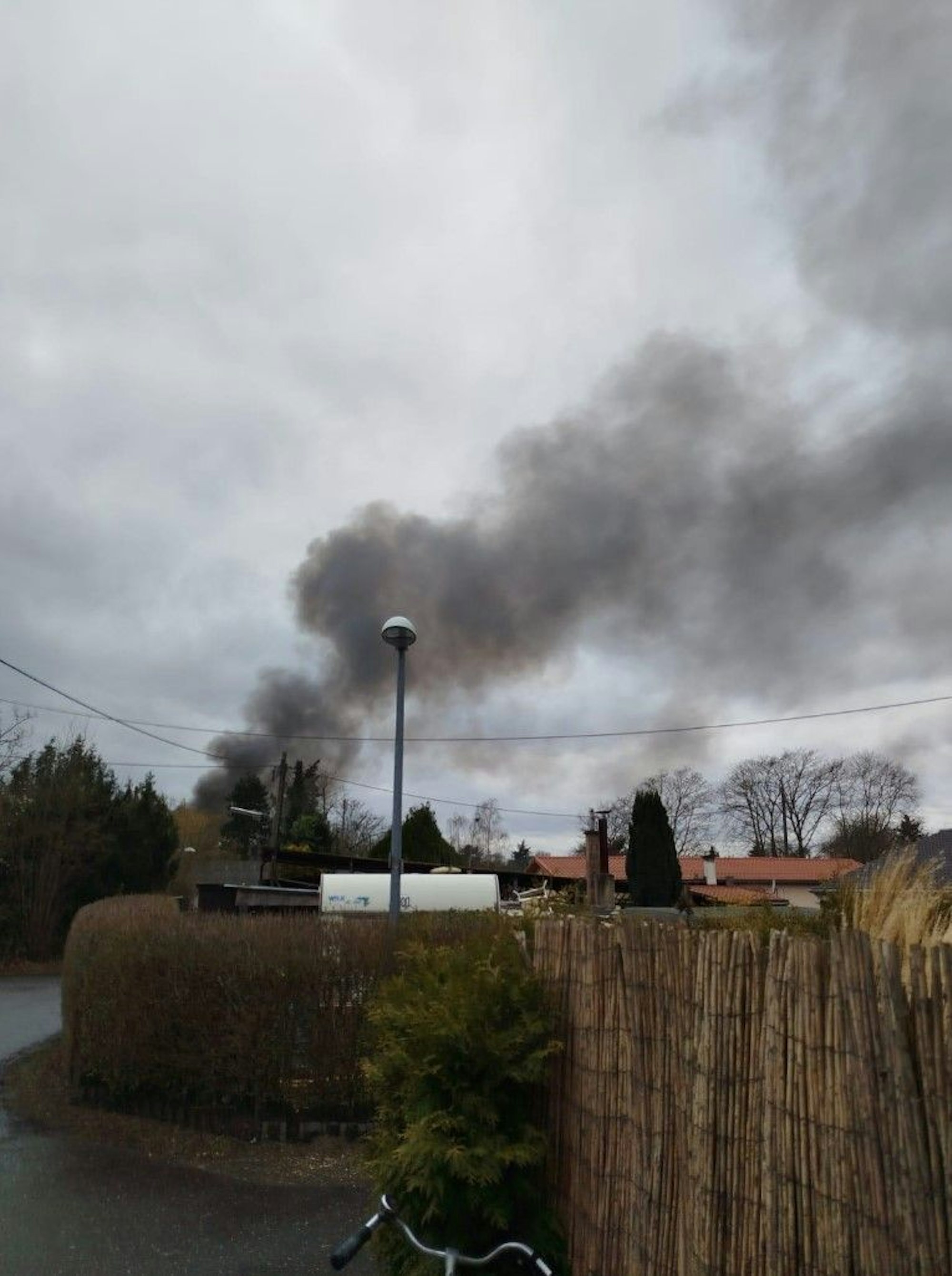 Bei einem Häuserbrand in Köln-Zollstock sind am Samstagnachmittag (22. Februar) zwei Menschen verletzt worden.