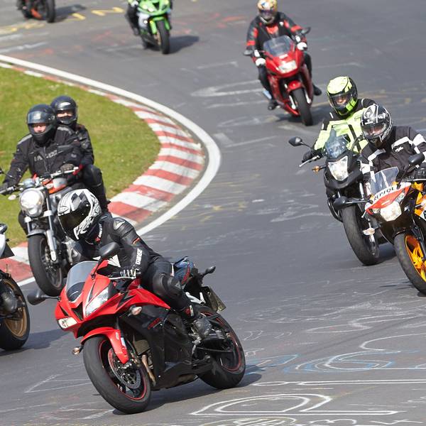Motorradfahrer auf der legendären Nordschleife auf dem Nürburgring (Archivfoto).