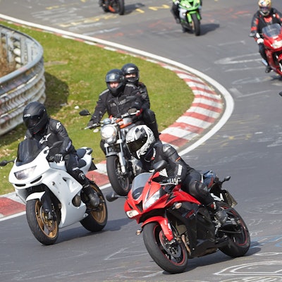 Motorradfahrer auf der legendären Nordschleife auf dem Nürburgring (Archivfoto).