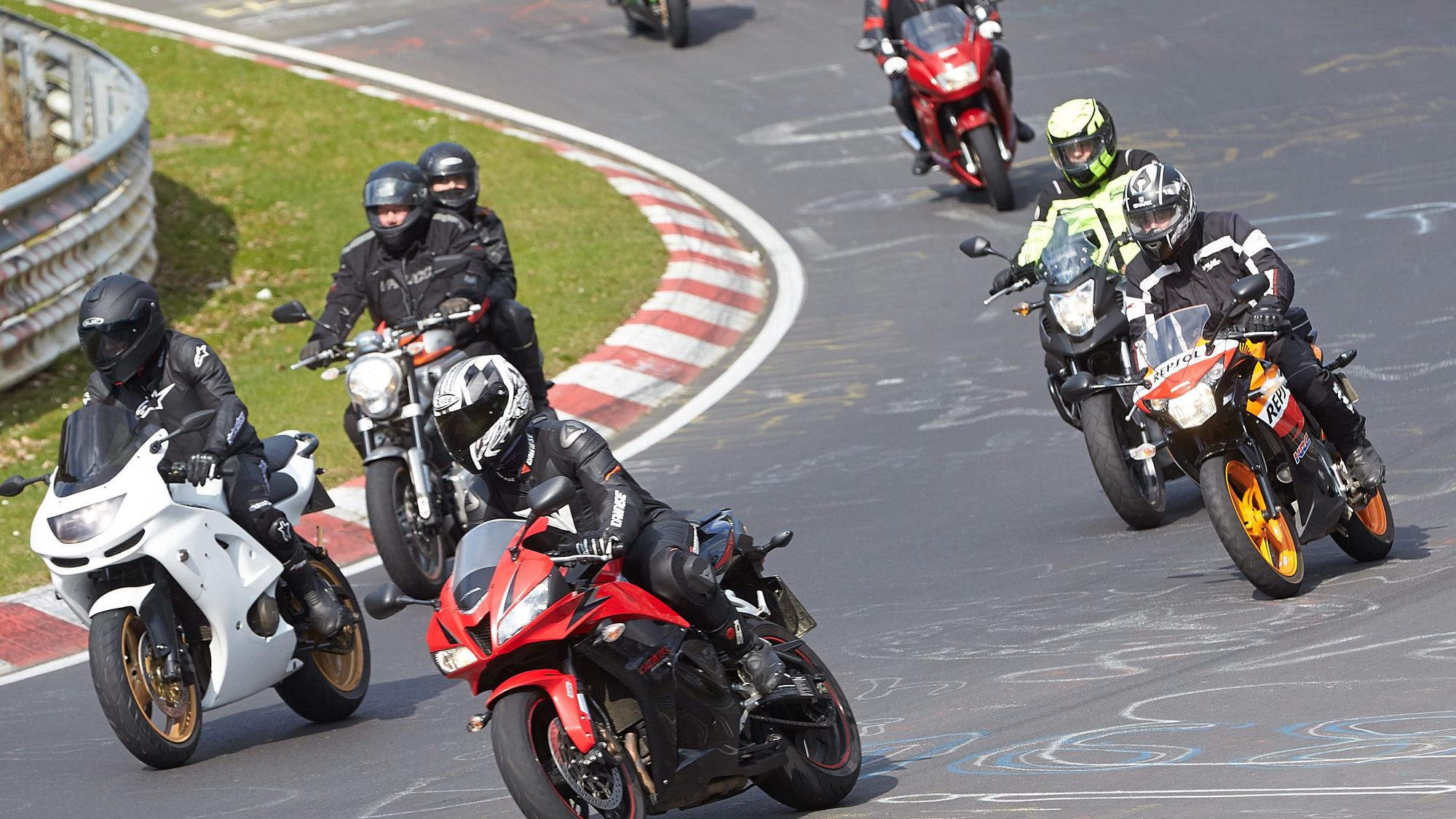 Motorradfahrer auf der legendären Nordschleife auf dem Nürburgring (Archivfoto).
