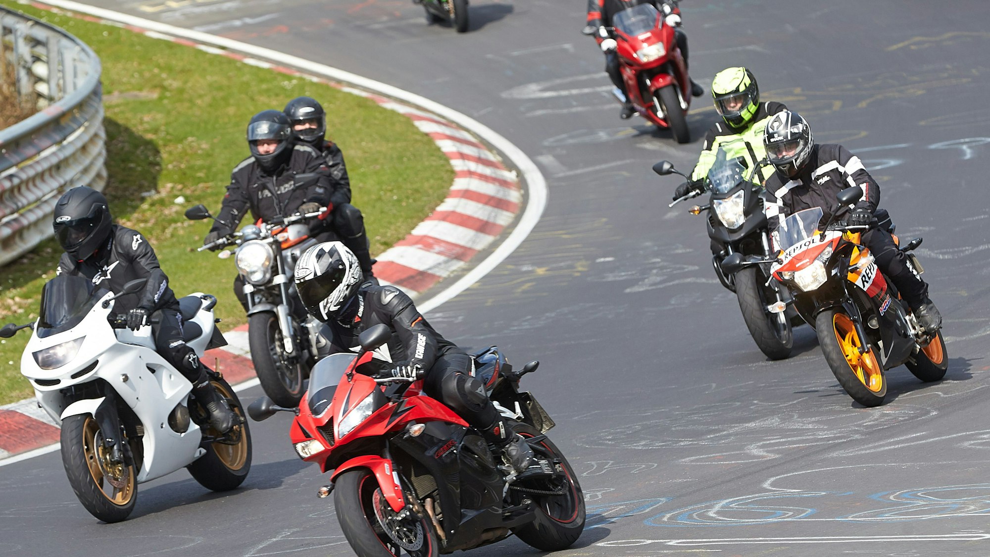 Motorradfahrer auf der legendären Nordschleife auf dem Nürburgring (Archivfoto).