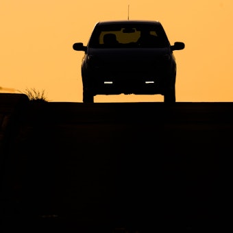 Auto steht am Straßenrand (Symbolfoto).