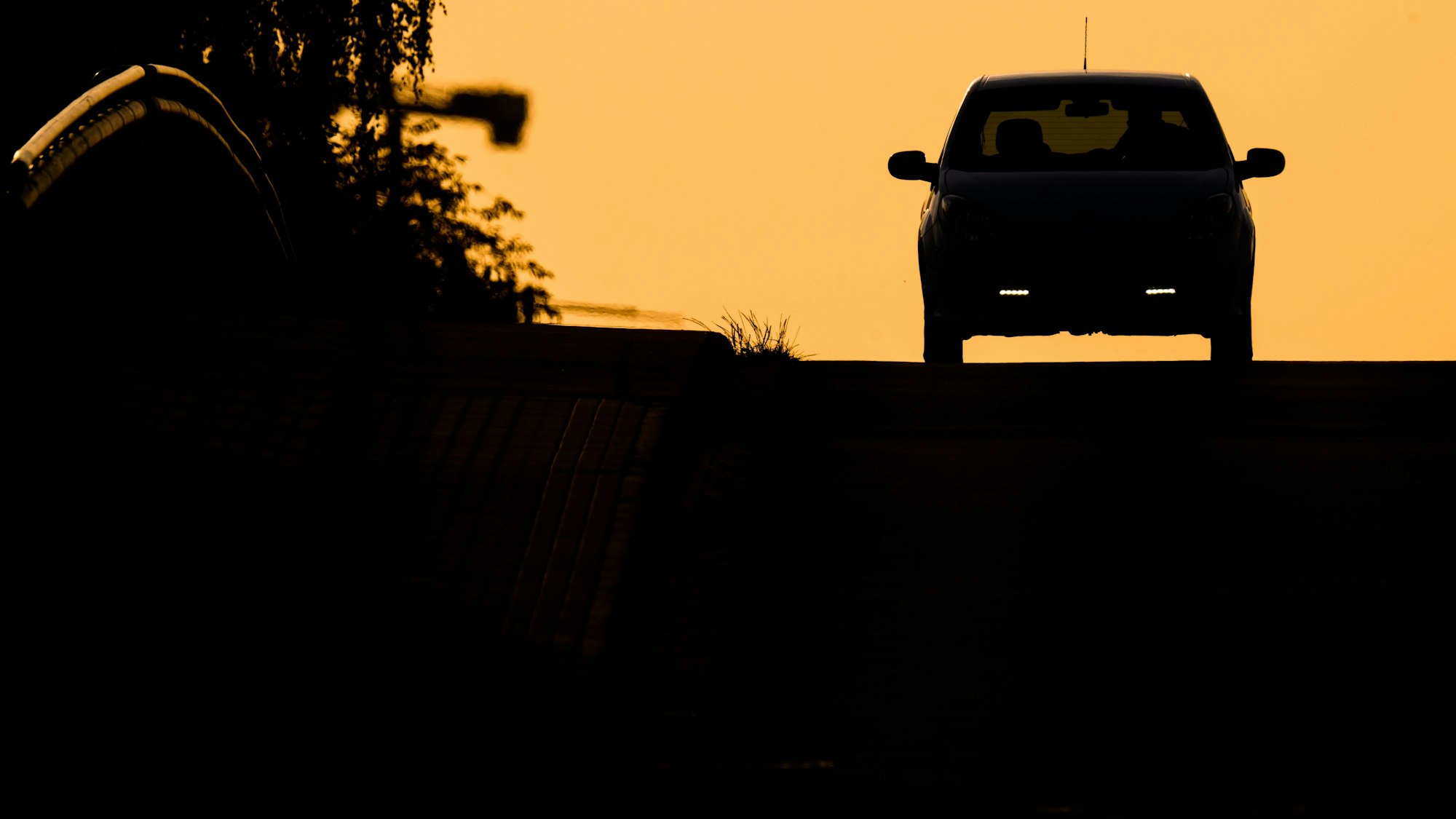 Auto steht am Straßenrand (Symbolfoto).