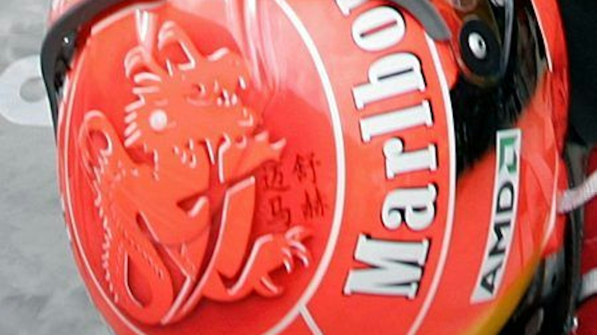 Michael Schumachers roter Helm ebenfalls mit Drachenmotiv.