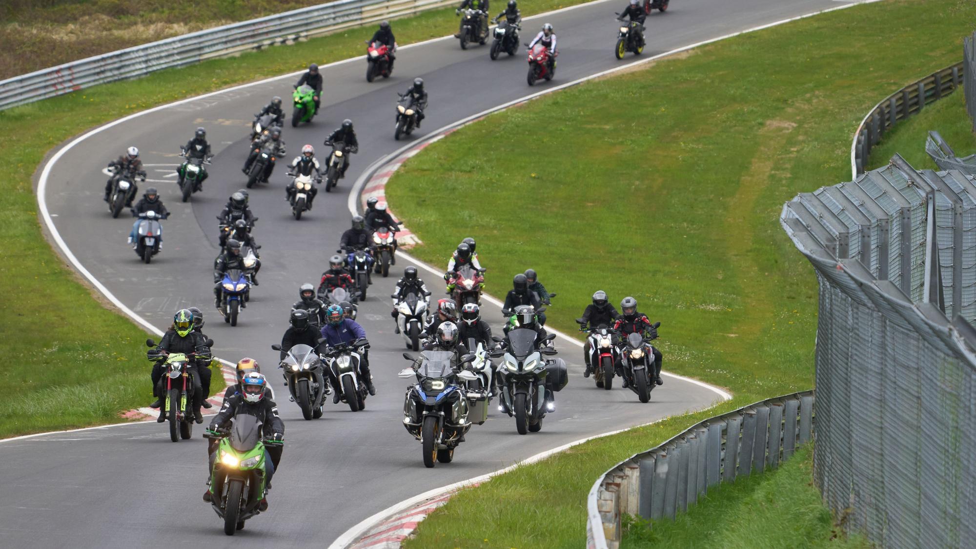 Tausende Motorradfahrer nehmen zum Auftakt der Motorradsaison unter dem Titel „Anlassen“ an einem Korso über die Nordschleife des Nürburgrings teil (Archivfoto).