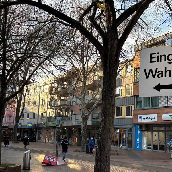 Auf dem Bild ist ein Schild mit dem Hinweis auf ein Wahllokal zu sehen. (Symbolbild)