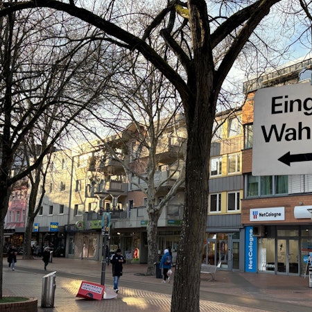 Auf dem Bild ist ein Schild mit dem Hinweis auf ein Wahllokal zu sehen. (Symbolbild)