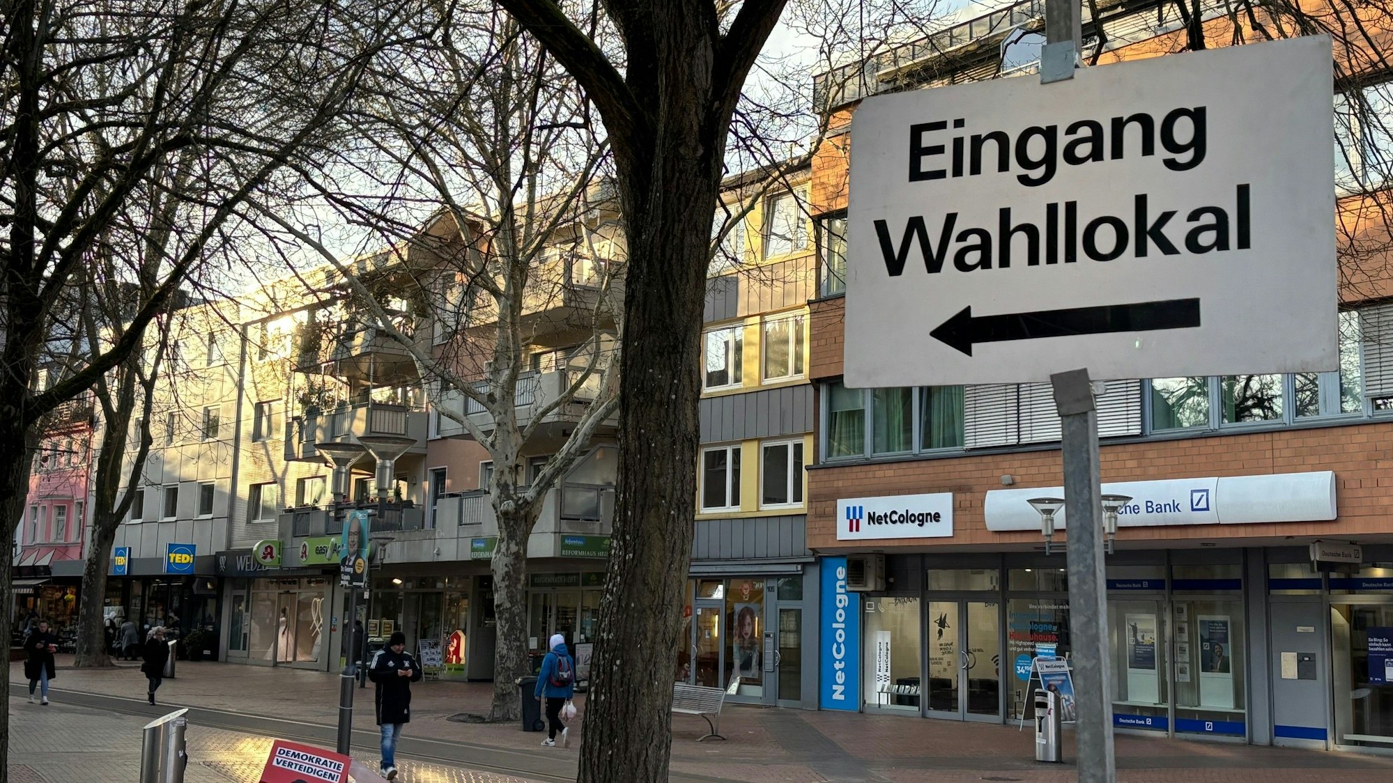 Auf dem Bild ist ein Schild mit dem Hinweis auf ein Wahllokal zu sehen. (Symbolbild)