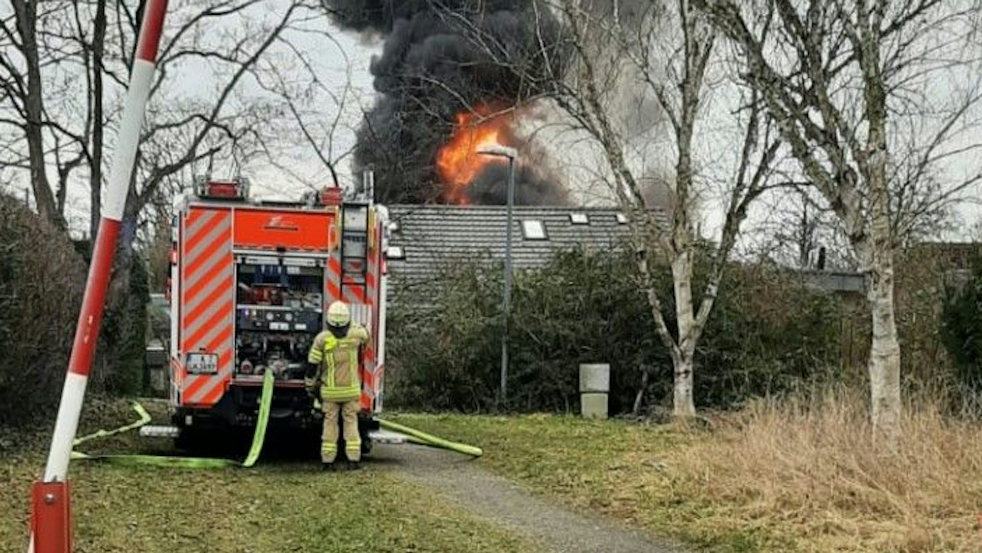Bei einem Häuserbrand in Köln-Zollstock sind am Samstagnachmittag (22. Februar) zwei Menschen verletzt worden.