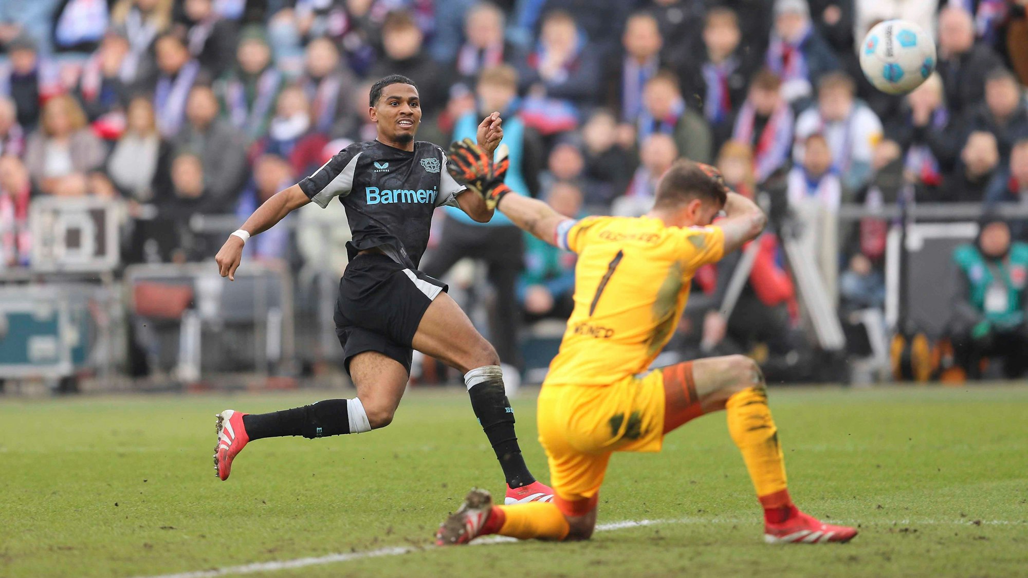 Foto : Amine ADLI  Leverkusen  schiesst das 2. Gegentor gegen Torhüter Timon Weiner Kiel Fussball 1. Bundesliga am Sa. 22.02.2025 Holstein Kiel - Bayer 04 Leverkusen *** Photo Amine ADLI Leverkusen scores the 2nd goal against goalkeeper Timon Weiner Kiel Soccer 1 Bundesliga on Sat 22 02 2025 Holstein Kiel Bayer 04 Leverkusen