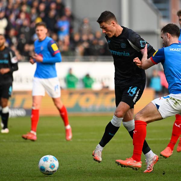 22.02.2025, Schleswig-Holstein, Kiel: Fußball: Bundesliga, Holstein Kiel - Bayer Leverkusen, 23. Spieltag, Holstein-Stadion. Leverkusens Patrik Schick (l-r) setzt sich gegen Kiels Marco Komenda durch. Foto: Gregor Fischer/dpa - WICHTIGER HINWEIS: Gemäß den Vorgaben der DFL Deutsche Fußball Liga bzw. des DFB Deutscher Fußball-Bund ist es untersagt, in dem Stadion und/oder vom Spiel angefertigte Fotoaufnahmen in Form von Sequenzbildern und/oder videoähnlichen Fotostrecken zu verwerten bzw. verwerten zu lassen. +++ dpa-Bildfunk +++