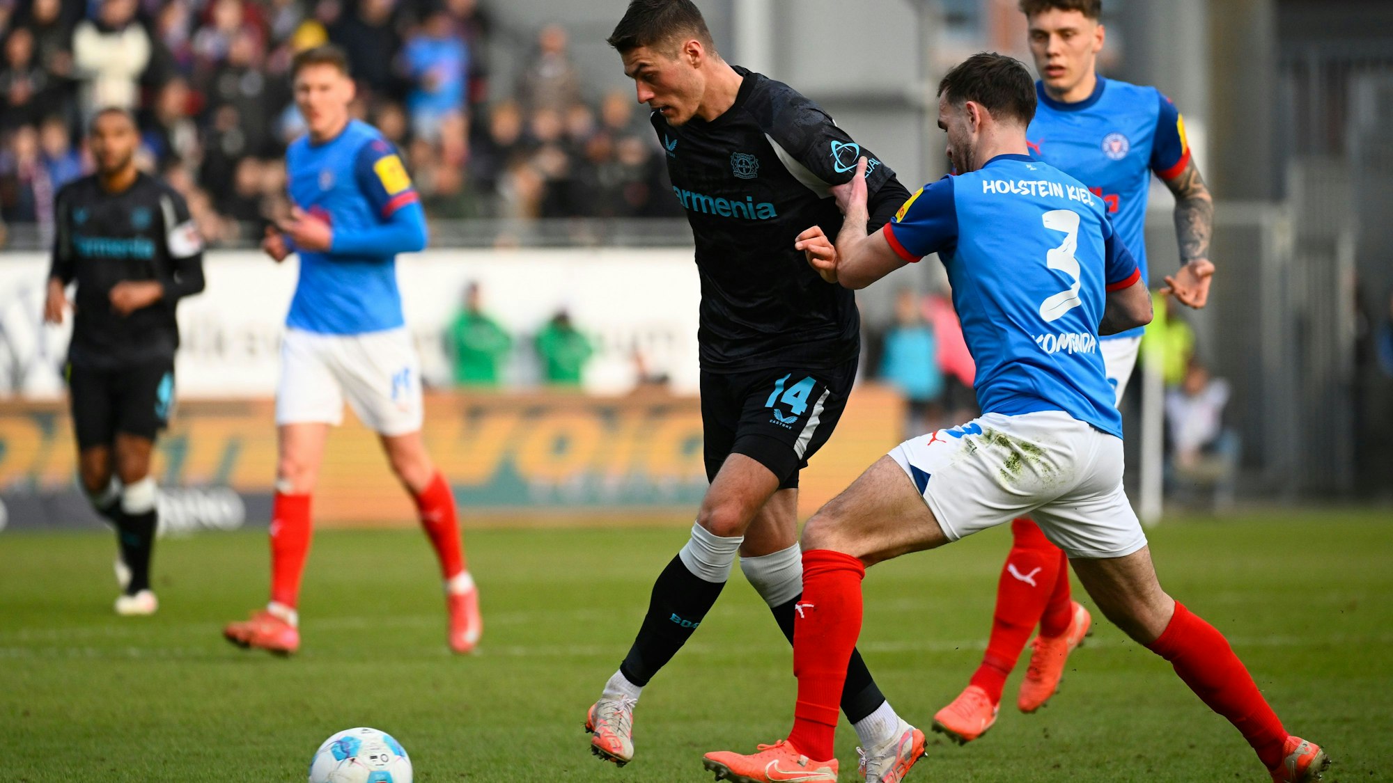 22.02.2025, Schleswig-Holstein, Kiel: Fußball: Bundesliga, Holstein Kiel - Bayer Leverkusen, 23. Spieltag, Holstein-Stadion. Leverkusens Patrik Schick (l-r) setzt sich gegen Kiels Marco Komenda durch. Foto: Gregor Fischer/dpa - WICHTIGER HINWEIS: Gemäß den Vorgaben der DFL Deutsche Fußball Liga bzw. des DFB Deutscher Fußball-Bund ist es untersagt, in dem Stadion und/oder vom Spiel angefertigte Fotoaufnahmen in Form von Sequenzbildern und/oder videoähnlichen Fotostrecken zu verwerten bzw. verwerten zu lassen. +++ dpa-Bildfunk +++