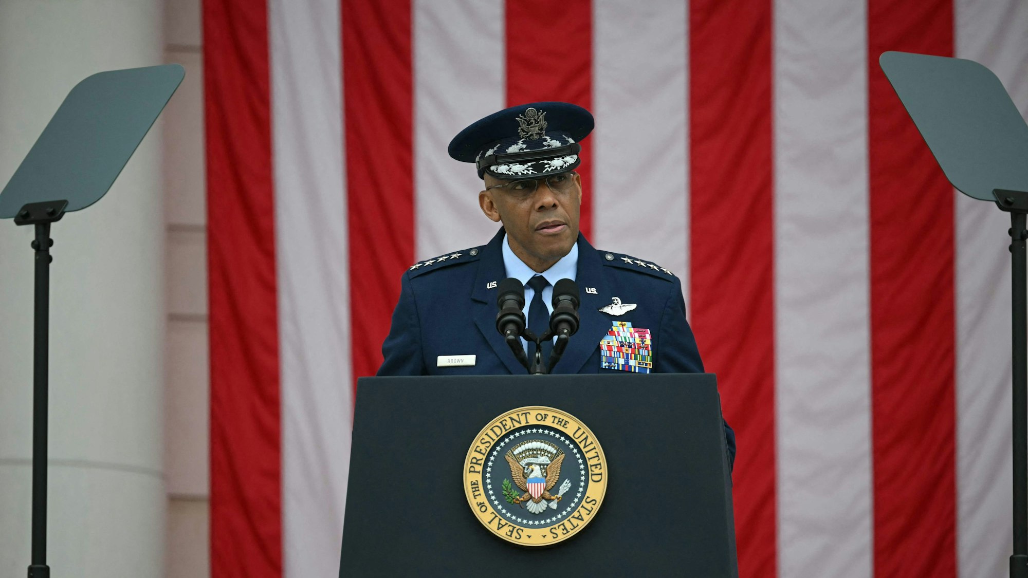 Charles Q. Brown in Uniform an einem Rednerpult.