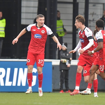 22.02.2025, GER, Fussball, 3.Liga, Saison 2024/2025, 25. Spieltag, Sportclub Arena, Verl SC Verl - FC Viktoria Köln 1 : 1 Tor-Jubel Viktoria Köln um den Torschützen Niklas May FC Viktoria Köln, Nr. 37, links, Aktion, Einzelbild, Quer, Mimik, Gestik, Jubel, jubeln, Freude, freuen *** 22 02 2025, GER, Soccer, 3 Liga, Season 2024 2025, 25 Matchday, Sportclub Arena, Verl SC Verl FC Viktoria Köln 1 1 Goal Viktoria Köln cheers for scorer Niklas May FC Viktoria Köln, No. 37, left , action, single picture, cross, facial expression, gesture, cheer, jubilation, joy, rejoice