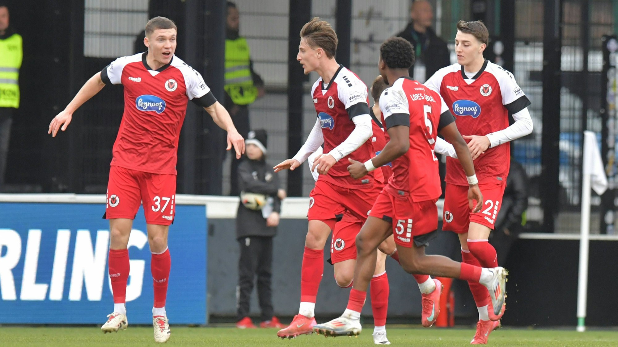 22.02.2025, GER, Fussball, 3.Liga, Saison 2024/2025, 25. Spieltag, Sportclub Arena, Verl SC Verl - FC Viktoria Köln 1 : 1 Tor-Jubel Viktoria Köln um den Torschützen Niklas May FC Viktoria Köln, Nr. 37, links, Aktion, Einzelbild, Quer, Mimik, Gestik, Jubel, jubeln, Freude, freuen *** 22 02 2025, GER, Soccer, 3 Liga, Season 2024 2025, 25 Matchday, Sportclub Arena, Verl SC Verl FC Viktoria Köln 1 1 Goal Viktoria Köln cheers for scorer Niklas May FC Viktoria Köln, No. 37, left , action, single picture, cross, facial expression, gesture, cheer, jubilation, joy, rejoice