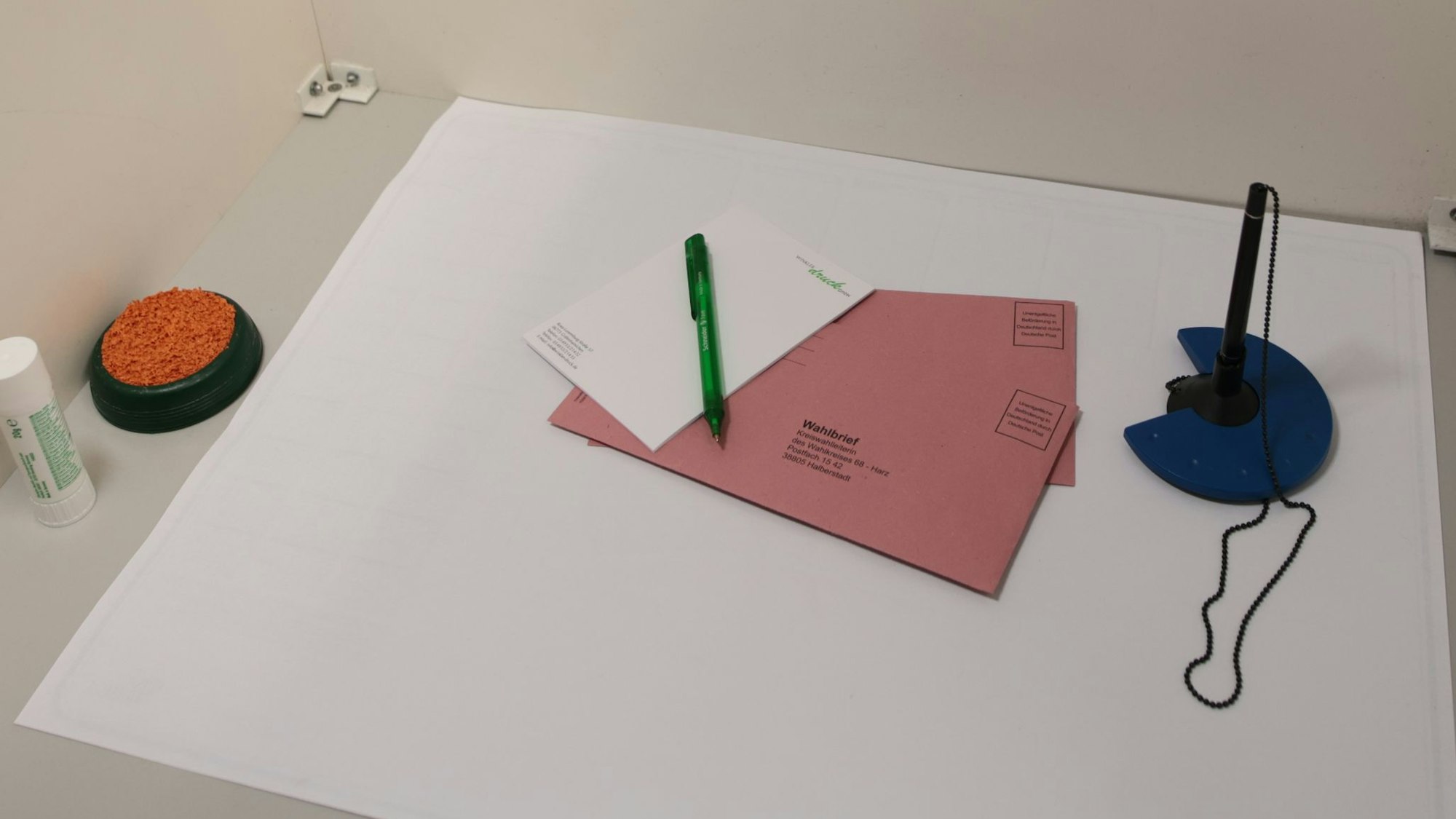 Ein Blick in eine Wahlkabine im Bürgerbüro.