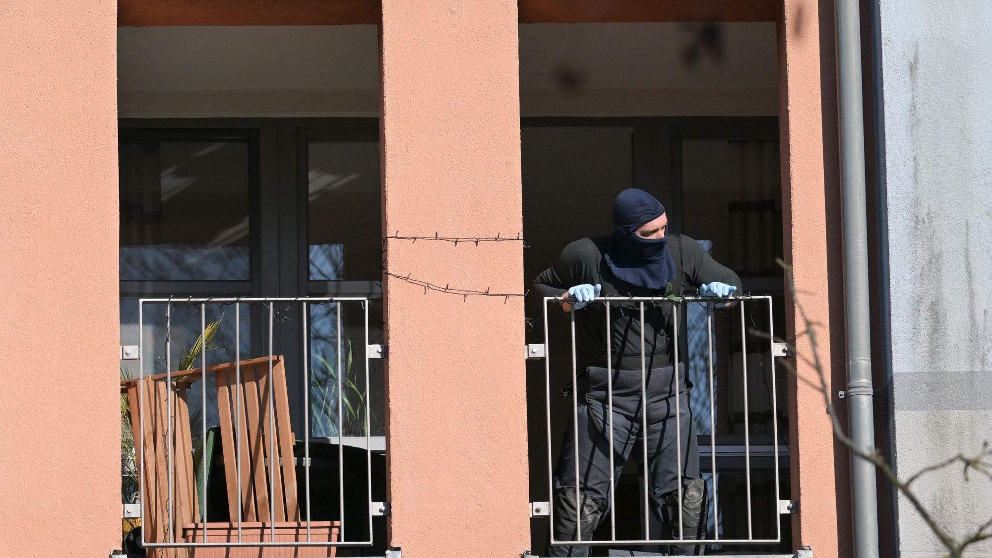 Nach einem mutmaßlichen Anschlagsplan auf die israelische Botschaft in Berlin durchsucht die Polizei wegen eines möglichen Sprengstofffunds eine Wohnung in einem Mehrfamilienhaus.