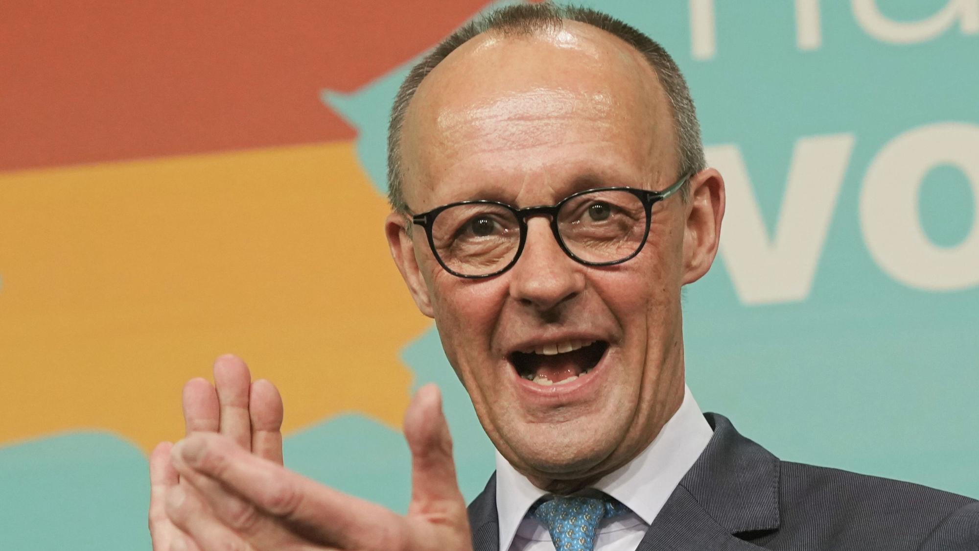 Der CDU-Vorsitzende und Unionskanzerkandidat Friedrich Merz beklatscht den Erfolg seiner Partei in der Bundestagswahl.