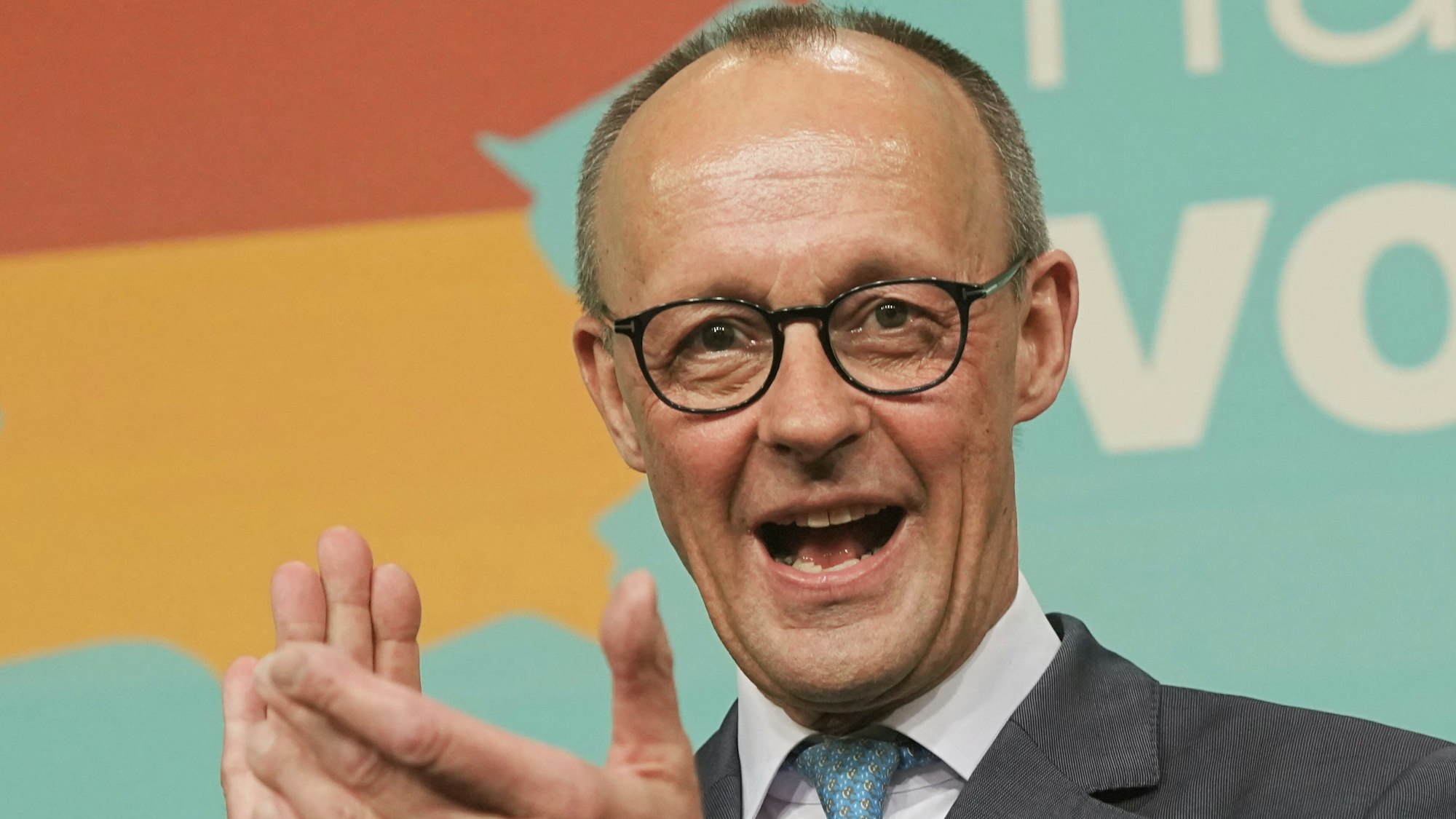 Der CDU-Vorsitzende und Unionskanzerkandidat Friedrich Merz beklatscht den Erfolg seiner Partei in der Bundestagswahl.