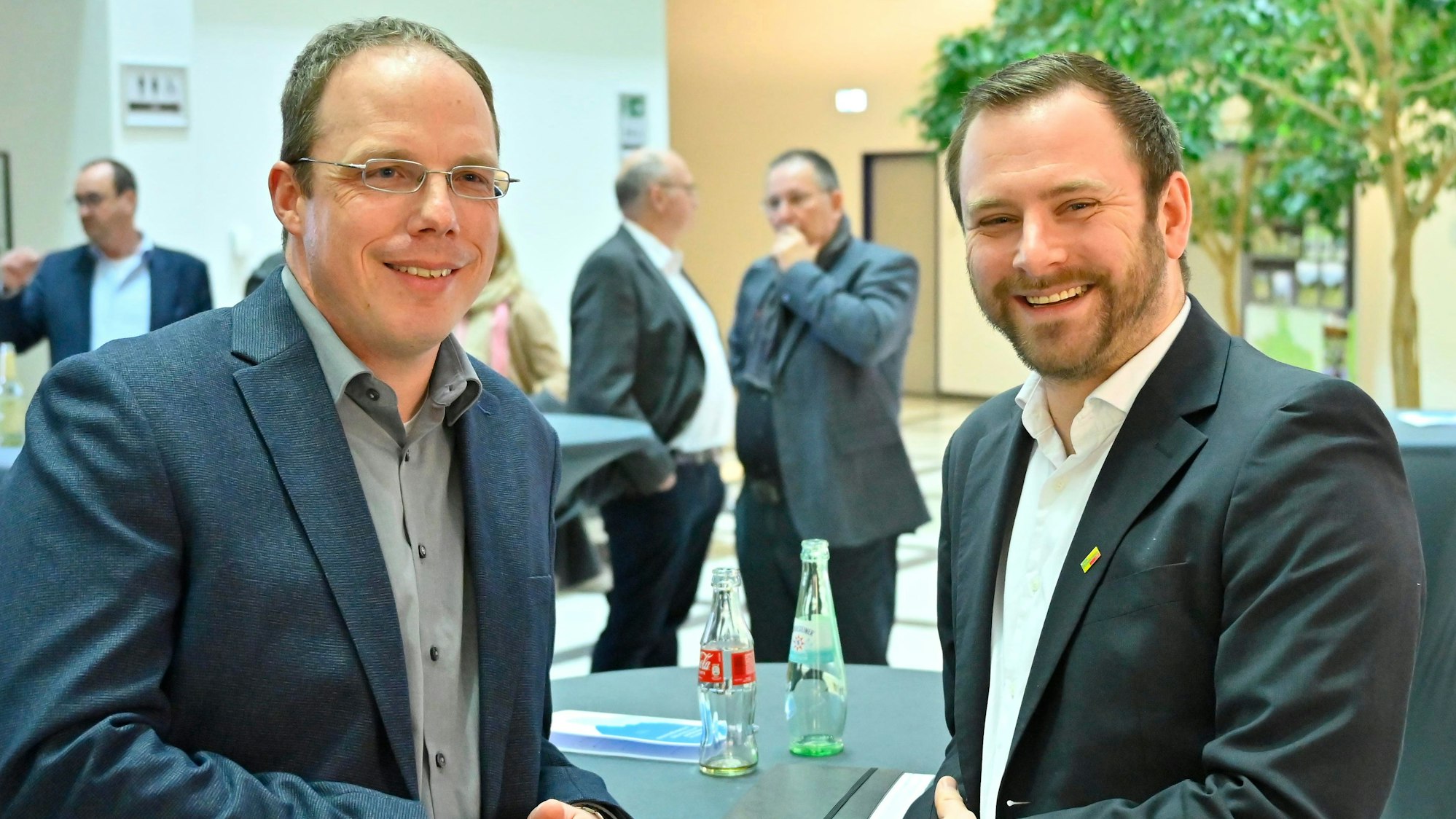 FDP-Kandidat Sebastian Diener und Kreisvorsitzender Dominik Trautmann stehen nebeneinander.