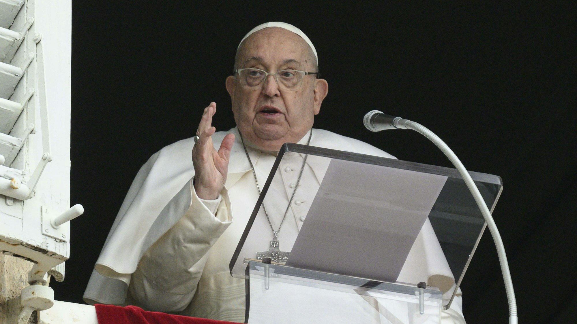 Papst Franziskus erteilt den Gläubigen während des Angelusgebets auf dem Petersplatz seinen Segen. (Archivbild)