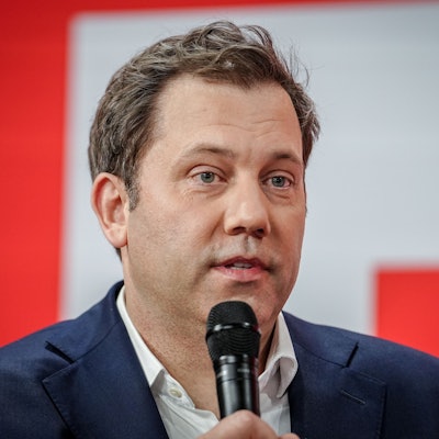 Lars Klingbeil (SPD) spricht nach der ersten Prognose zum Ergebnis der Wahl für einen neuen Bundestag zu den Parteianhängern und Journalisten.