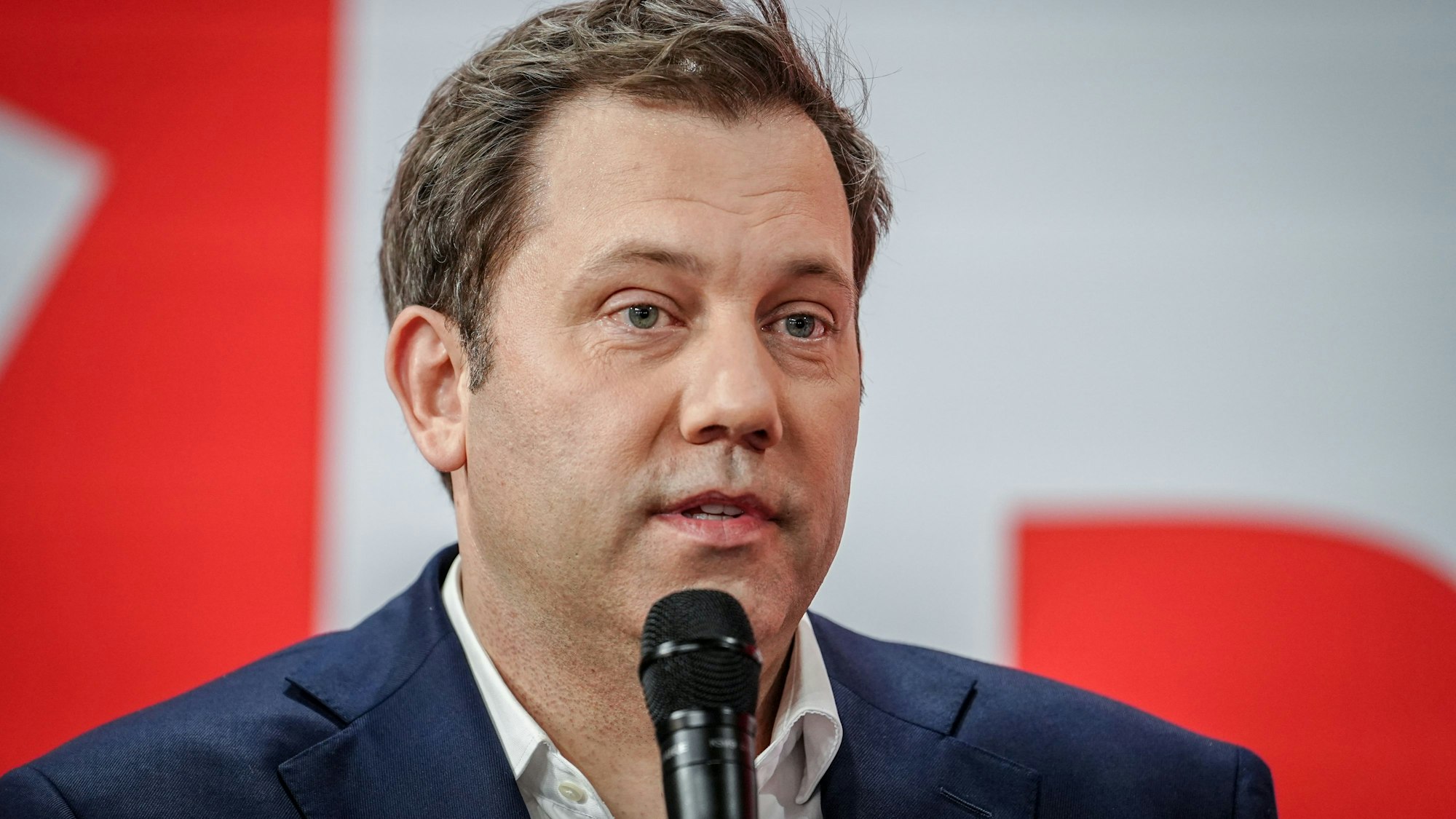 Lars Klingbeil (SPD) spricht nach der ersten Prognose zum Ergebnis der Wahl für einen neuen Bundestag zu den Parteianhängern und Journalisten.