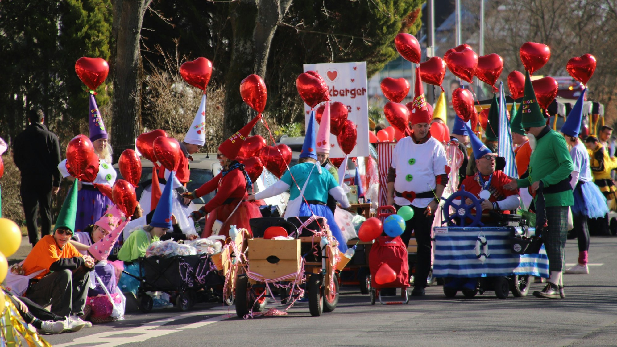 Eine Gruppe im Zug hatte rote Luftballons über den Köpfen schweben.