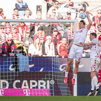 Joel Schmied (l) geht mit der Hand an den Ball und verschuldet den entscheidenden Elfmeter.