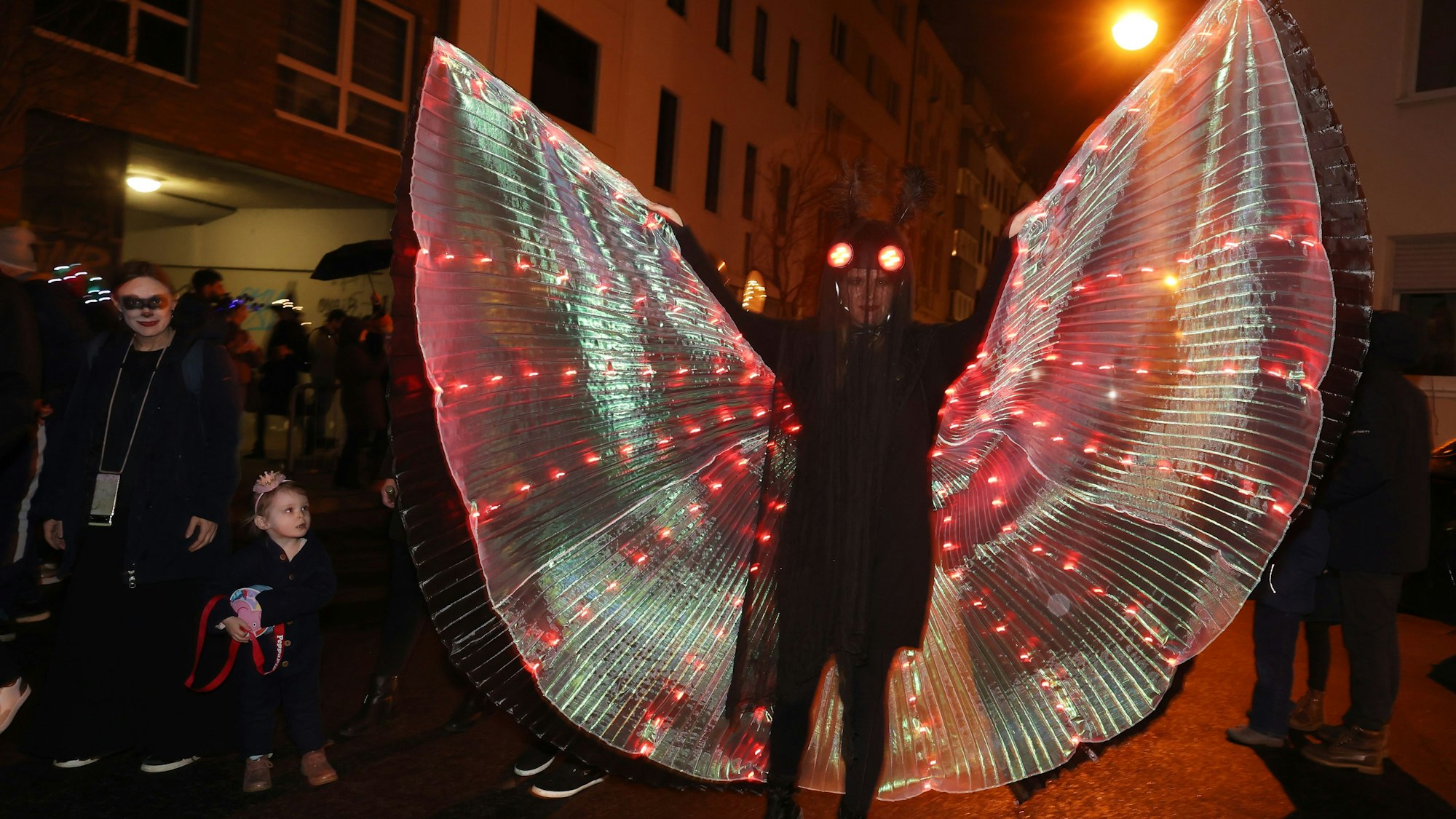 22.02.2025
Köln:
Die Teilnehmendem beim alternativen Karnevalszug „Geisterzug“ demonstrieren unter dem Motto „Mer bruche Jeld för Kultur, do sin mer Jeister stur“ gegen die zunehmenden Kürzungen im Kulturbereich. Der Zug zieht seit 1991 in nahezu jedem Jahr durch wechselnde Kölner Stadtteile.
Foto: Martina Goyert