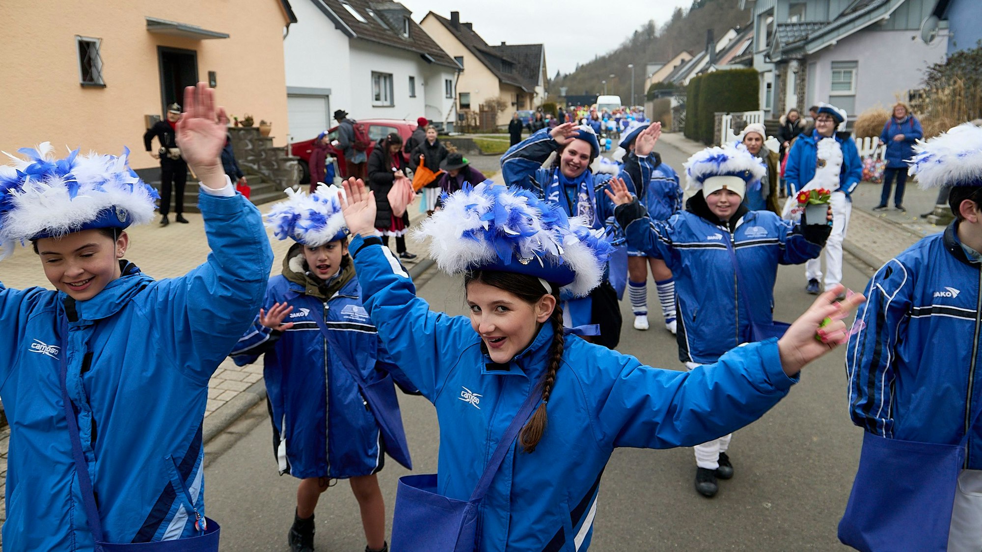 Junge Mädchen tanzen in blauen Gardeuniformen.