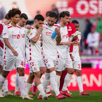 Die FC-Profis nach dem Unentschieden gegen Düsseldorf.