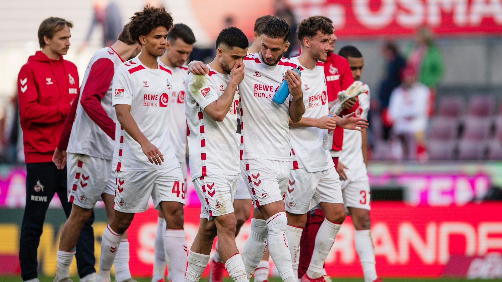 Die FC-Profis nach dem Unentschieden gegen Düsseldorf.