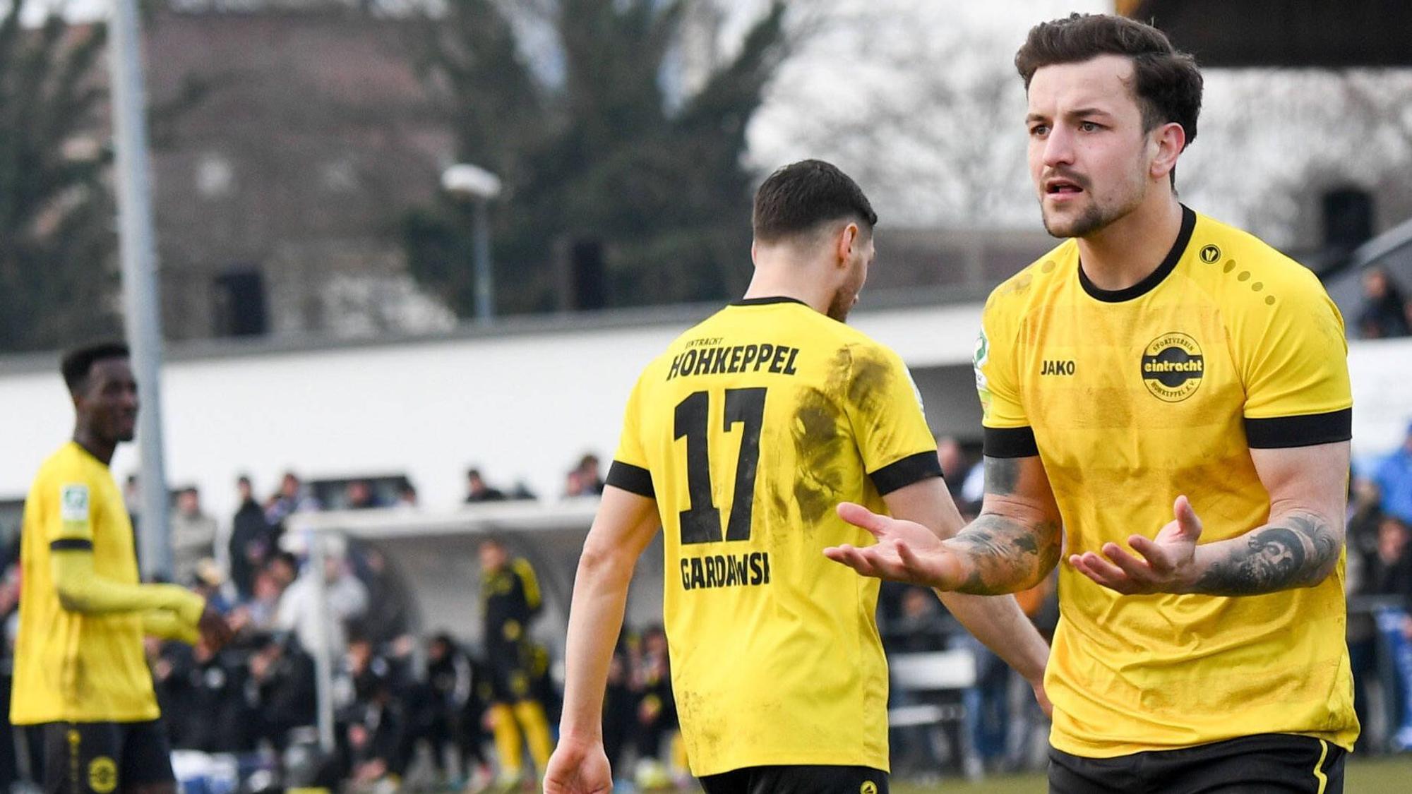 Frederic Baum reckt die Arme und geht über den Platz.