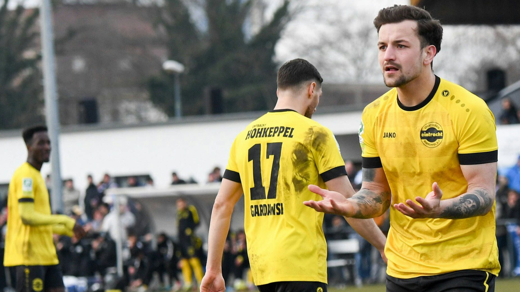 Frederic Baum reckt die Arme und geht über den Platz.