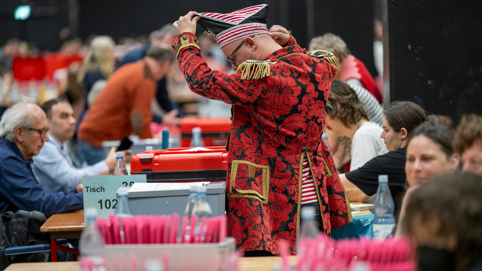 Das Briefwahlzentrum der Stadt Köln befindet sich erneut in der Kölnmesse. Hier werden ab 18 Uhr abertausende Stimmzettel aus der Briefwahl zur Bundestagswahl 2025 ausgezählt und vorher sortiert.