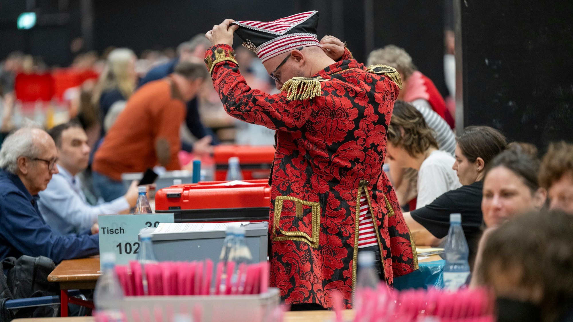 23.02.2025, Köln: Das Briefwahlzentrum der Stadt Köln befindet sich erneut in der Kölnmesse. Hier werden ab 18 Uhr abertausende Stimmzettel aus der Briefwahl zur Bundestagswahl 2025 ausgezählt und vorher sortiert.  Foto: Uwe Weiser