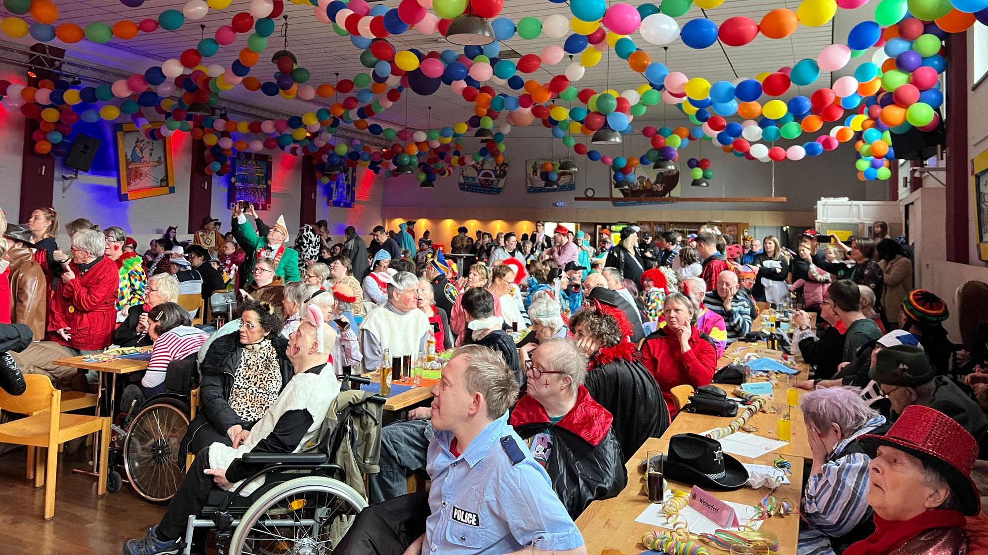 Karnevalsfeier in einem bunt geschmückten Saal
