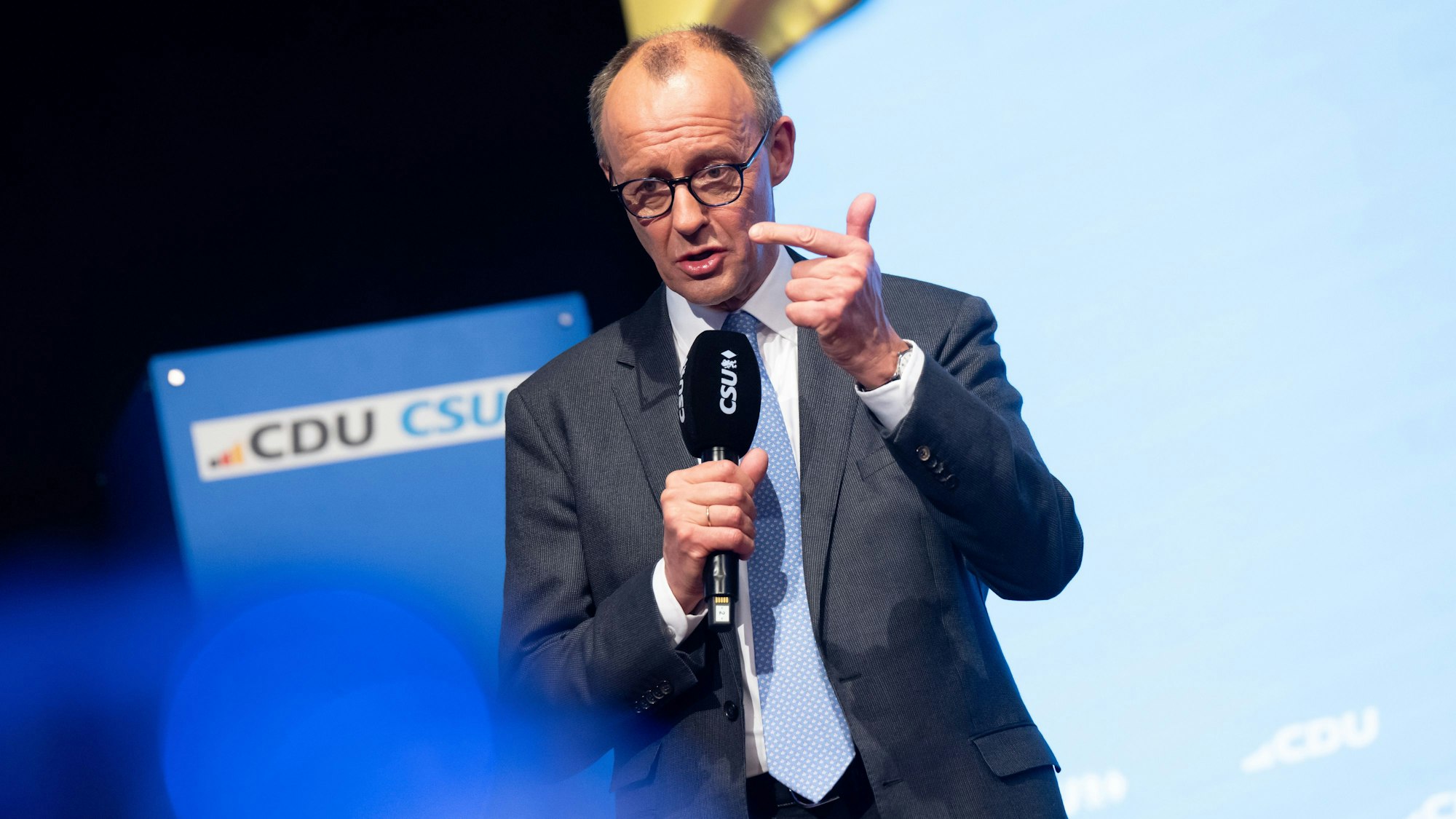 22.02.2025, Bayern, München: Friedrich Merz, CDU-Bundesvorsitzender und Unions-Kanzlerkandidat spricht beim gemeinsamen Wahlkampfabschluss von CSU und CDU für die Bundestagswahl. Foto: Sven Hoppe/dpa +++ dpa-Bildfunk +++