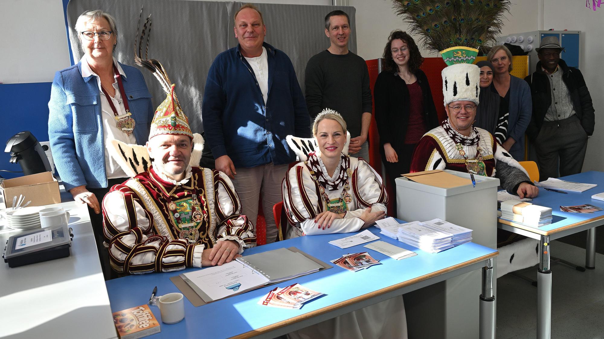 Bergisch Gladbachs Dreigestirn sitzt am Sonntagnachmittag (23.2.) am Tisch des Wahlvorstand (stehend dahinter) in der Grundschule im Bergisch Gladbacher Stadtteil Gronau.