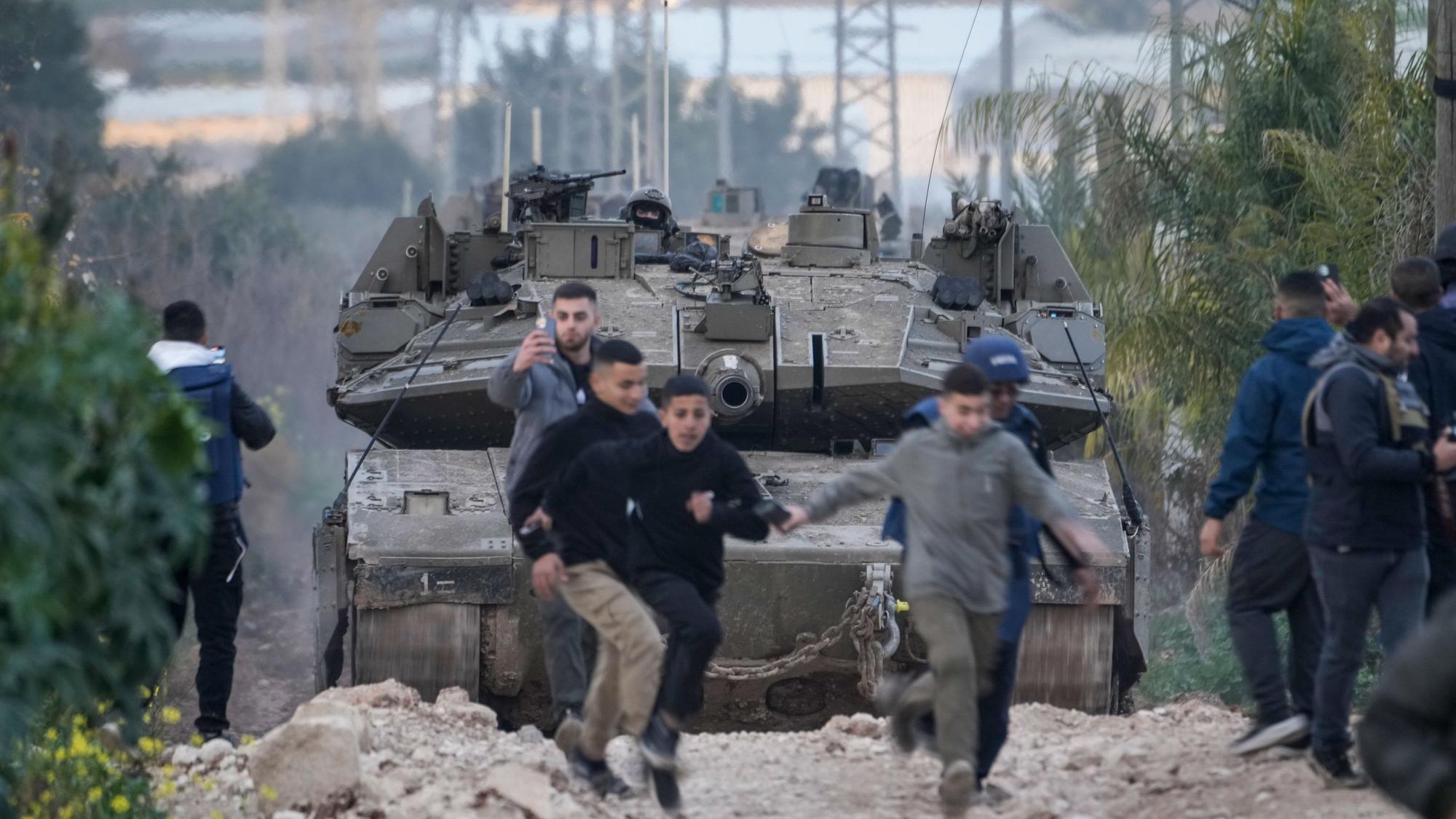 In Dschenin fährt ein israelischer Panzer fährt auf ein besetztes Lager zu.