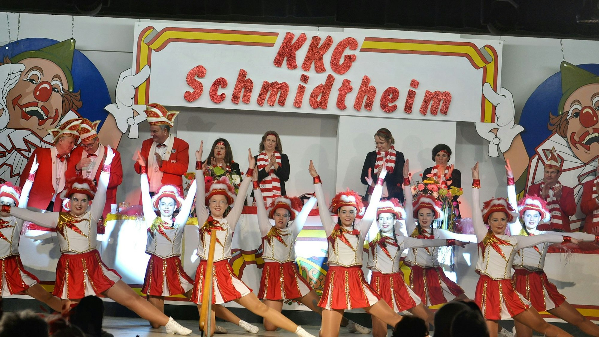 Junge Tänzerinnen in Gardekostümen tanzen auf der Bühne.