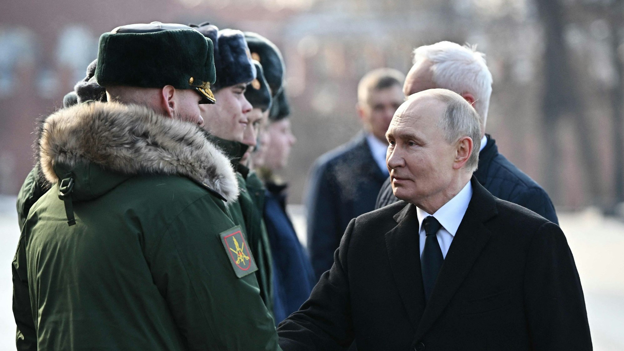 Wladimir Putin schüttelt Soldaten die Hand.