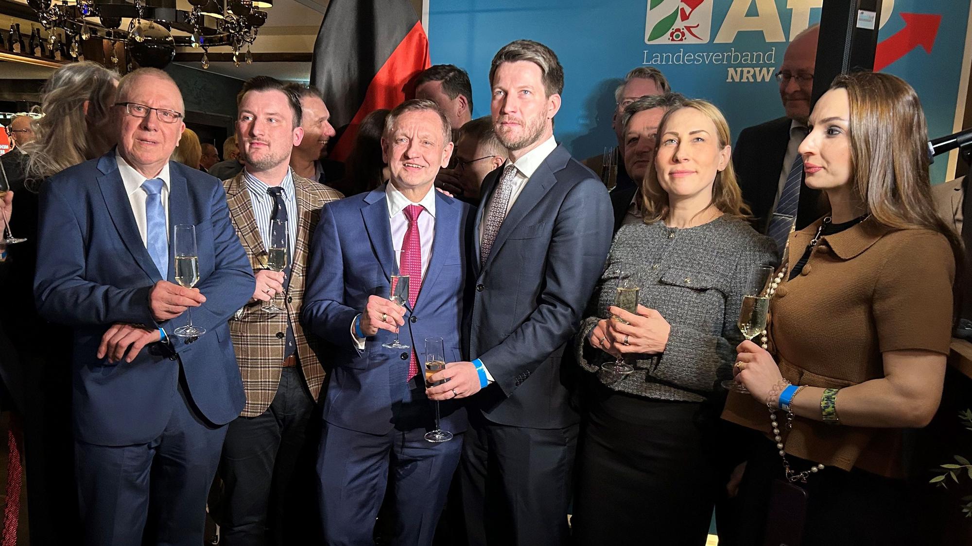 Eine Gruppe von Männern und zwei Frauen sind auf einem Gruppenbild bei der Wahlparty zu sehen.